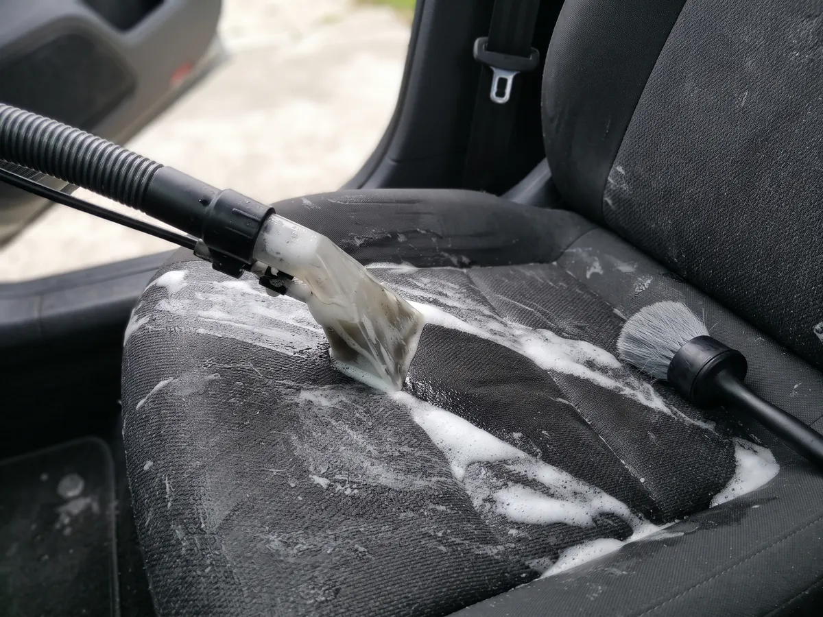 Unser Angebot - Glanznormal Fahrzeugaufbereitung Polsterreinigung mit Schaum und Absaugdüse am Autositz